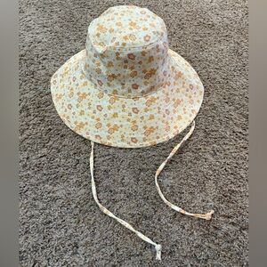 NWT Lack Of Color Floral Bucket Hat in Peach Bloom Orange Cream Size L/XL